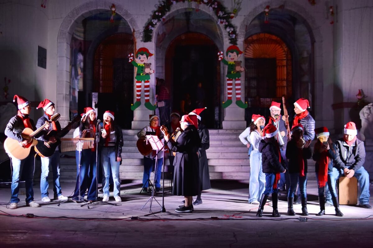 región: El alcalde Víctor Leija Vega celebra con la comunidad una noche de magia, unión y esperanza en la Navidad