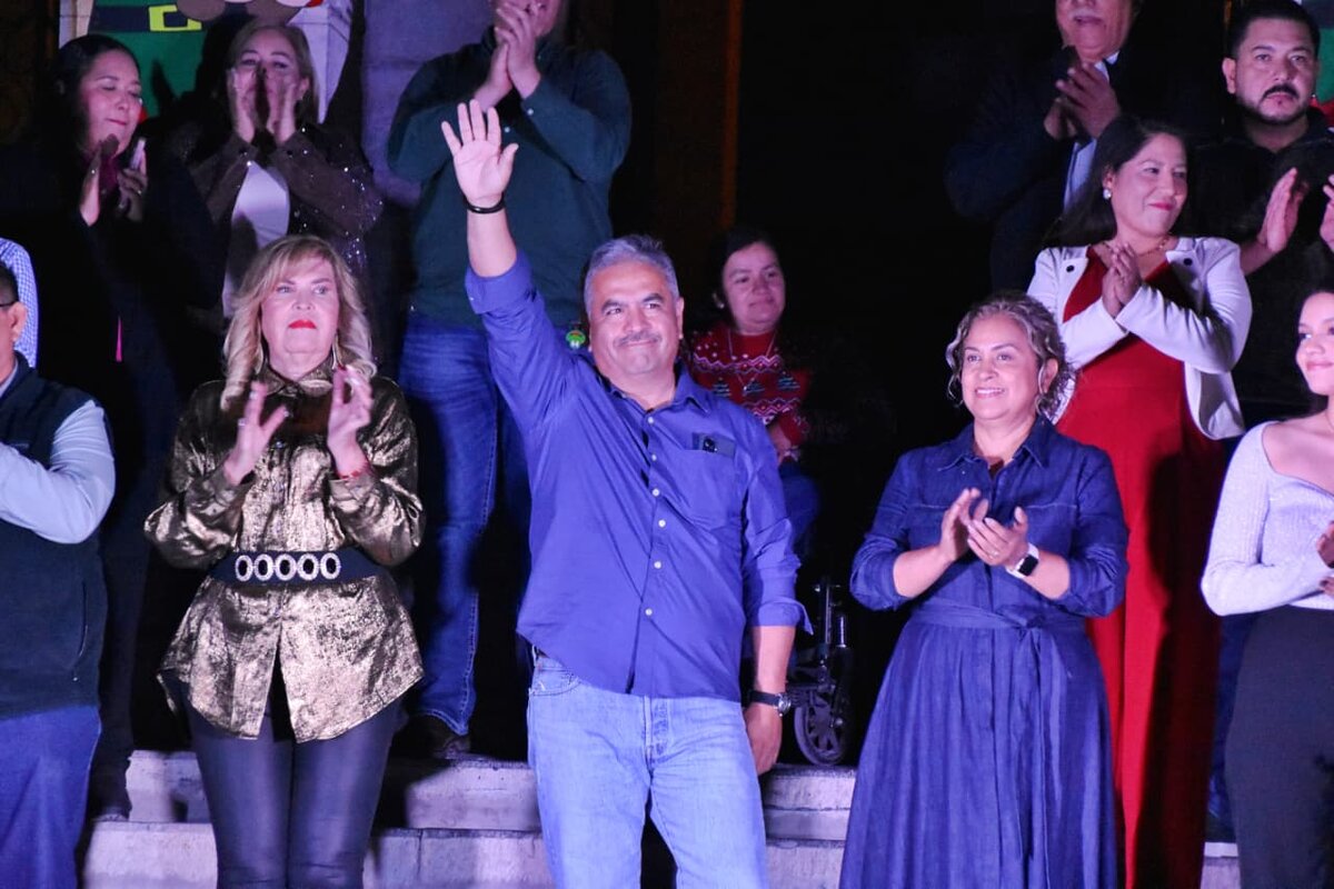 región: El alcalde Víctor Leija Vega celebra con la comunidad una noche de magia, unión y esperanza en la Navidad