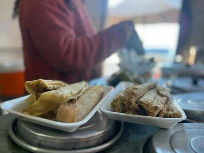Trabajo, tradición y familia: la historia detrás del puesto de tamales de Doña Mary