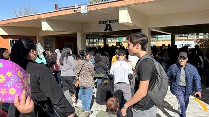 Largas filas en CBTIS 36 por entrega de tarjetas Benito Juárez