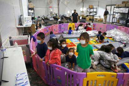 ICE admite que cientos de niños inmigrantes fueron detenidos más del límite legal