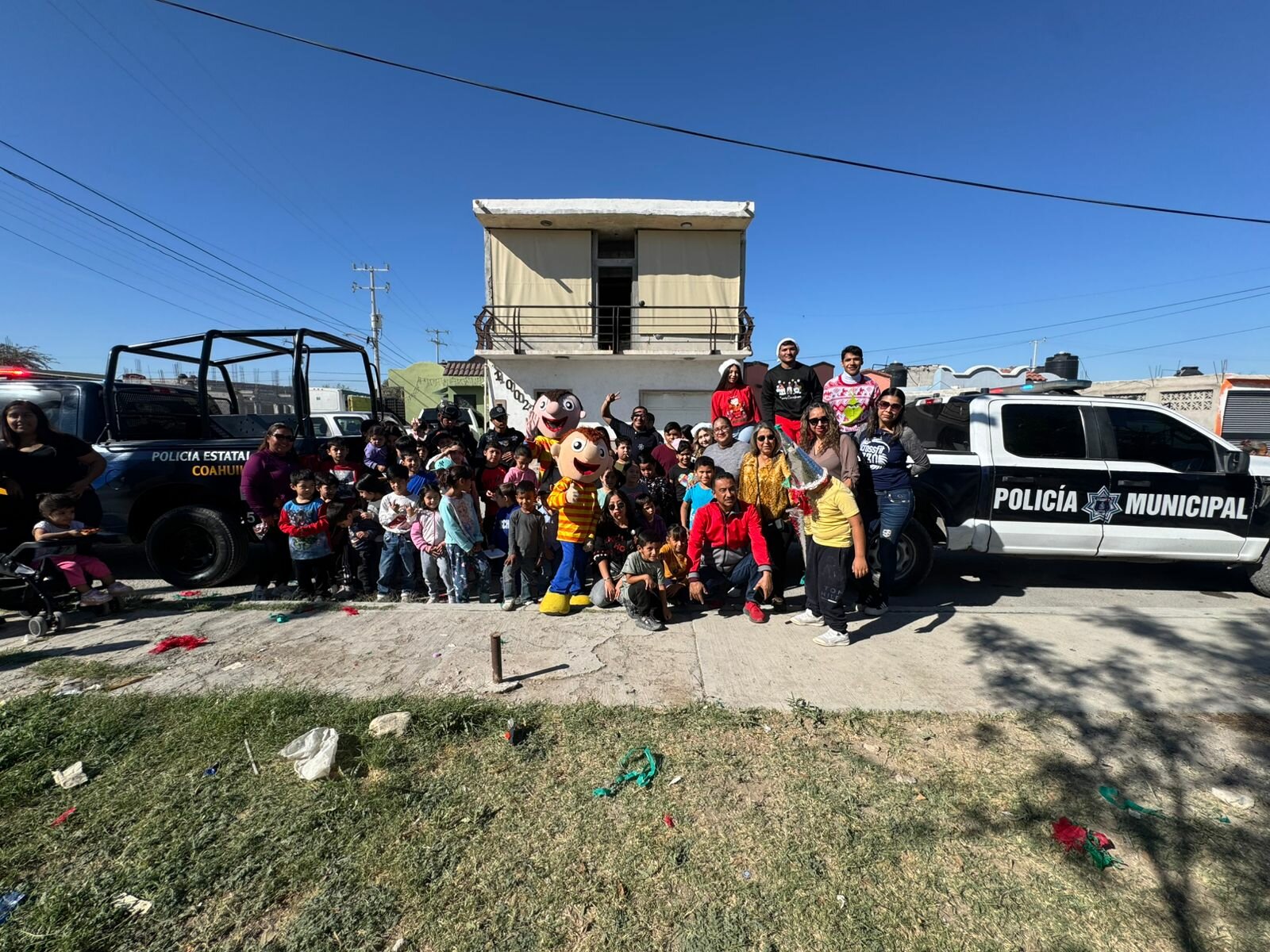 Policías de Monclova llevan posadas navideñas a colonias de la ciudad 