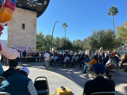 Exobreros realizan rifa de despensas para cerrar el año en la plaza principal de Monclova