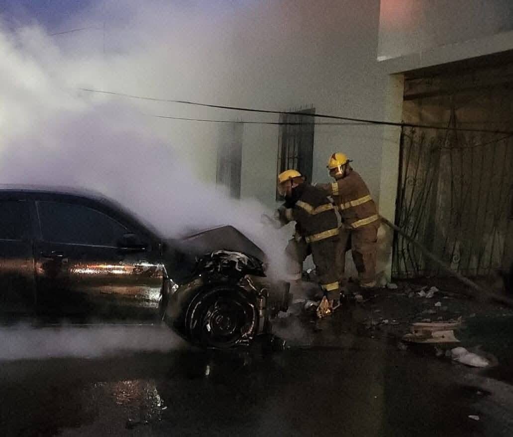 accidente : Elementos de Protección Civil y Bomberos encontraron la unidad en llamas tras haberse impactado con un poste.