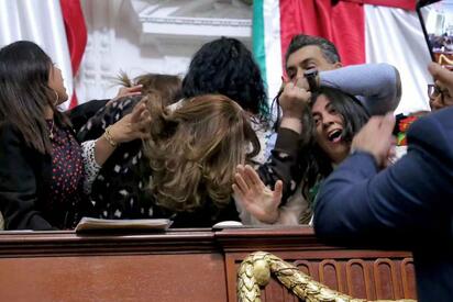 Zafarrancho y golpes en el Congreso de la CDMX por reforma de transparencia