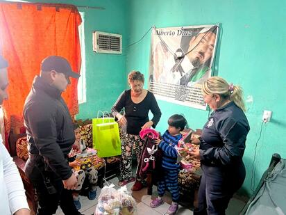 Policías dan felicidad a Doña Mine y a sus bisnietos en medio del cáncer  