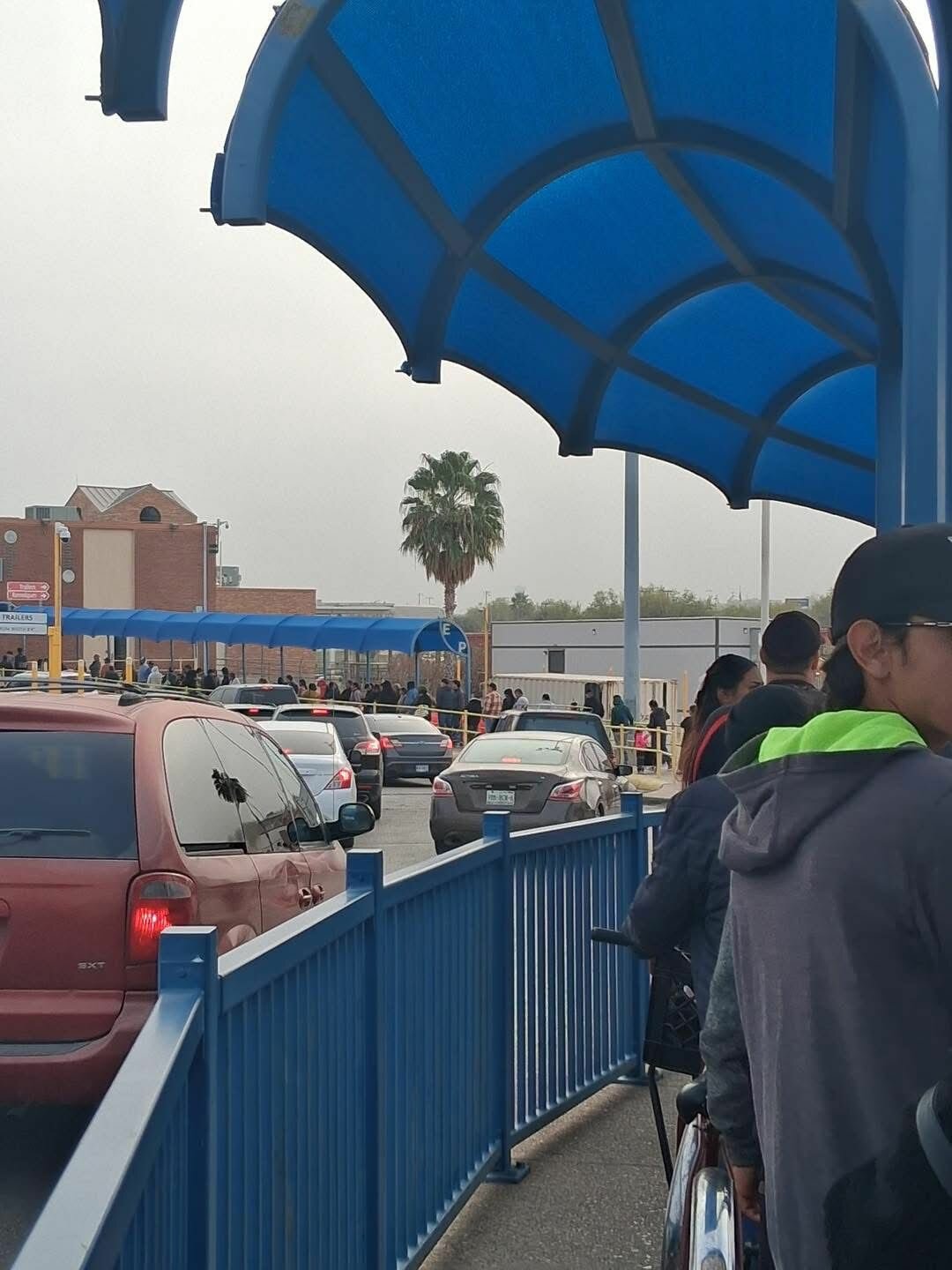 Alta afluencia de peatones satura el Puente Internacional Uno