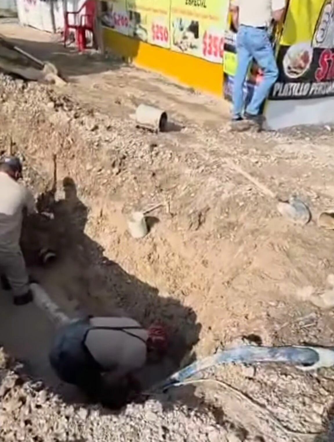 Fuga de agua en Av. Román Cepeda