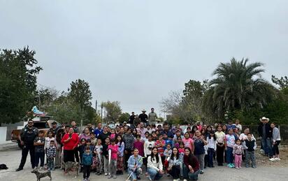 Niñas y niños de la Villa de Cloete disfrutan convivencia navideña