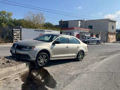 Auto de pareja se estrella contra camellón en el Oriente de Monclova