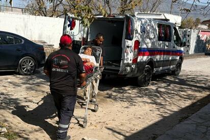 Portón cae sobre adulta mayor en Castaños