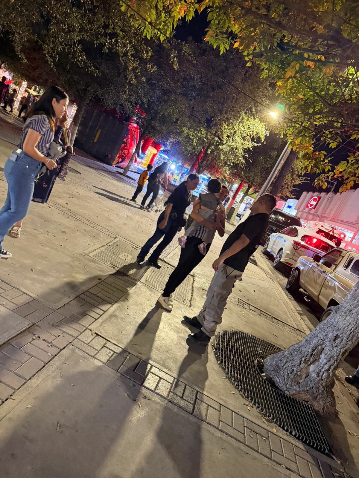 Atienden a mujer y menor de brazos tras sufrir caída en la Plaza Principal