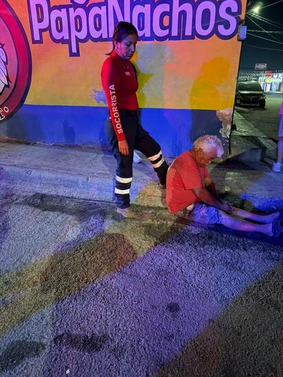 Hombre en estado de ebriedad sufre caída en la vía pública
