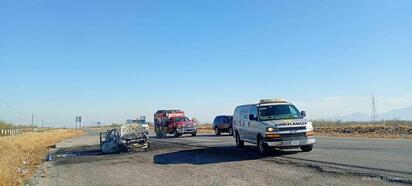 Vehículo se incendia por corto circuito en la carretera federal 57; ocupantes logran salir ilesos