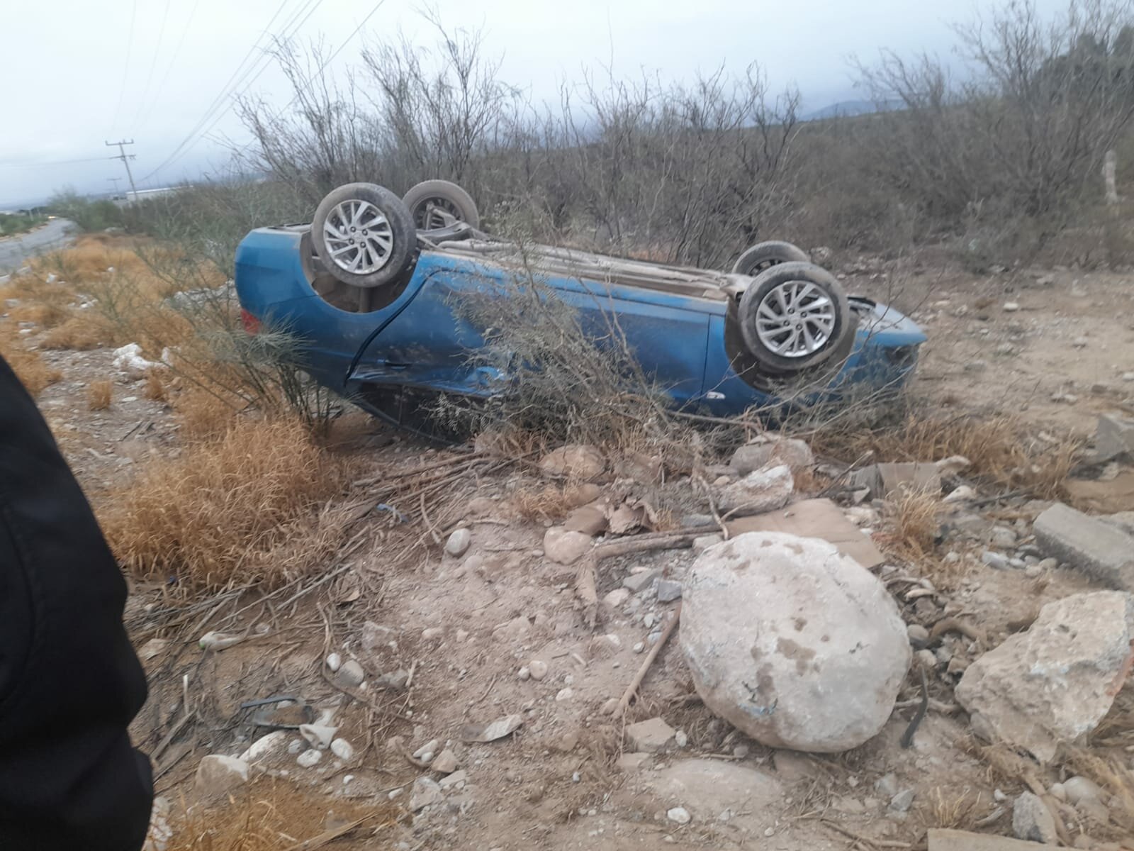 Volcadura en el Libramiento Carlos Salinas de Gortari deja un lesionado