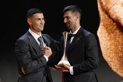 Novak Djokovic recibe el primer trofeo del Globe Sports Award creado por Ronaldo