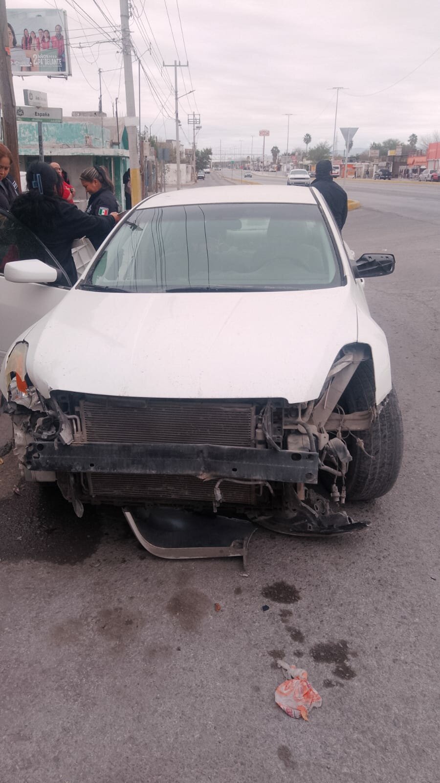 Accidente vehicular deja solo daños materiales en la colonia Chinameca