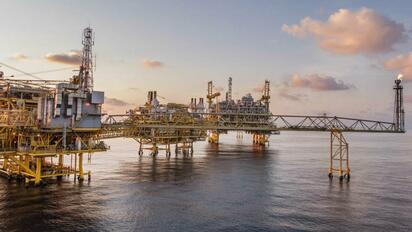 Crudo sube levemente en Asia pese a tensiones en Venezuela