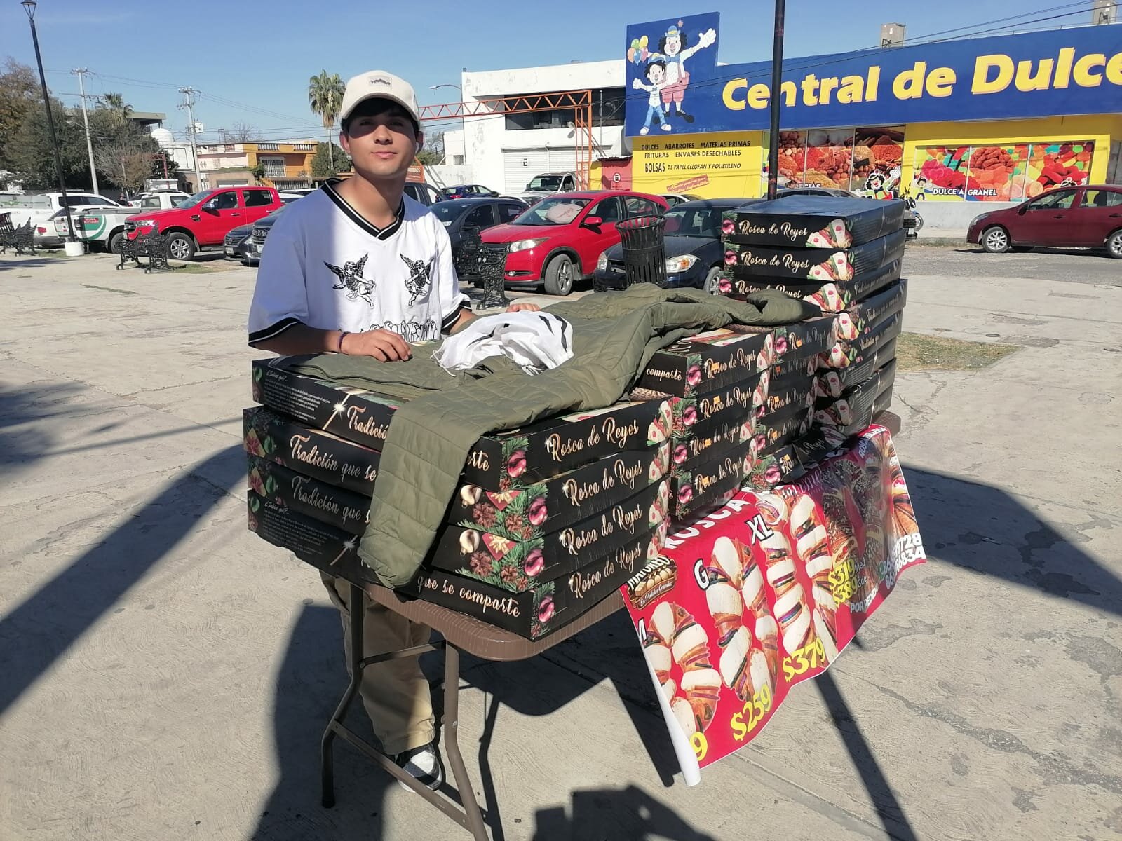 Joven estudiante combina trabajo temporal y estudios durante la temporada de Reyes