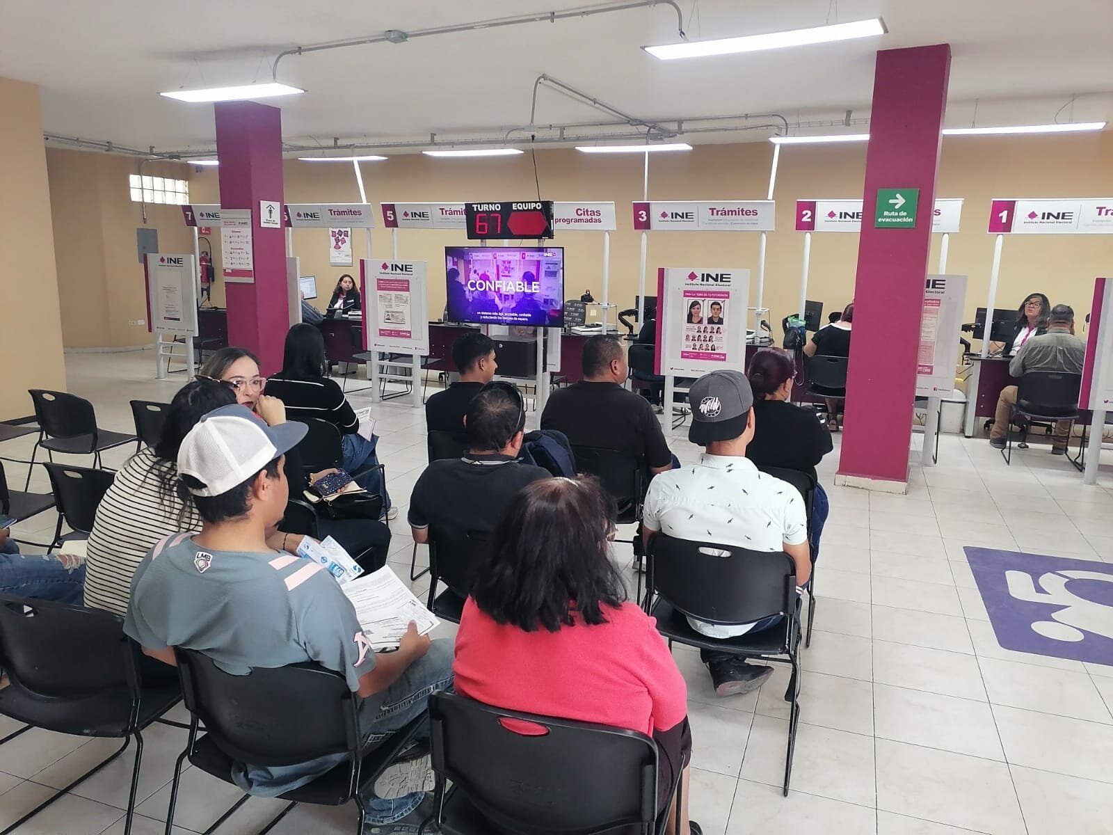 Afluencia de ciudadanos aumenta en trámites de credencial de elector al perder vigencia las del 2025
