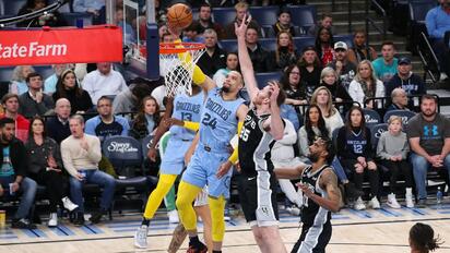 Wembanyama reaparece, sale desde el banquillo contra Grizzlies