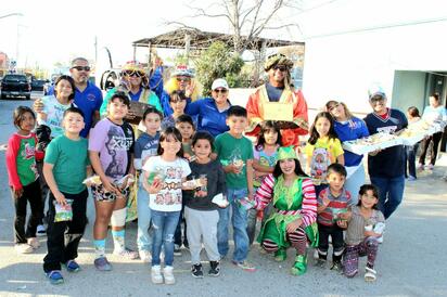 Reyes de Bravitos llevan alegría a niñas y niños sabinenses