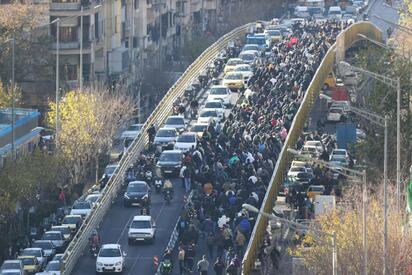 Irán enfrenta protestas masivas por crisis económica y represión; ONG reporta 45 muertos