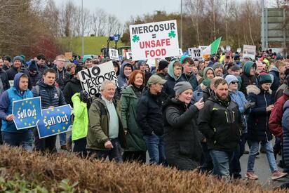 Miles de tractores bloquean Irlanda en protesta por aprobación de pacto UE-Mercosur