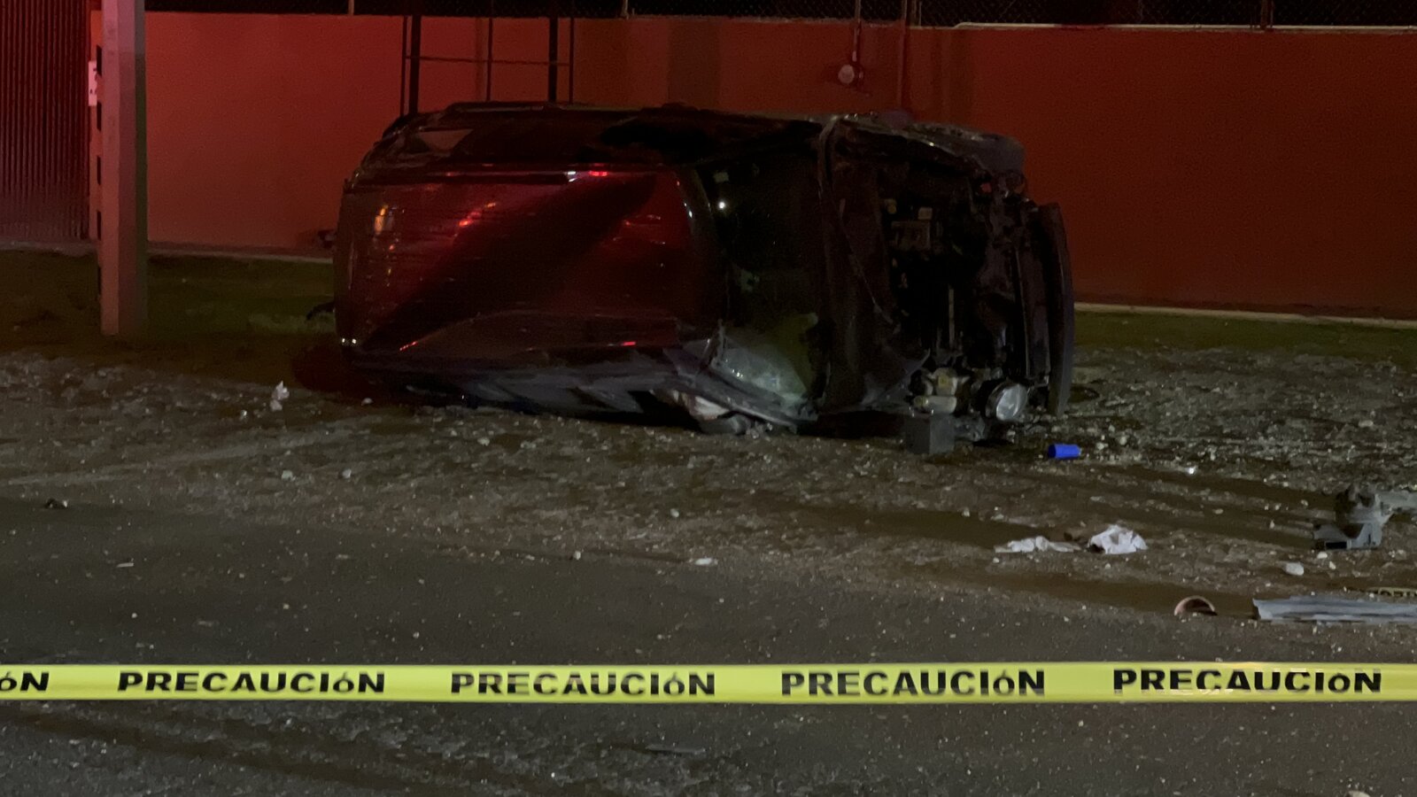accidente : El impacto fue de tal magnitud que la mujer salió expulsada del automóvil.