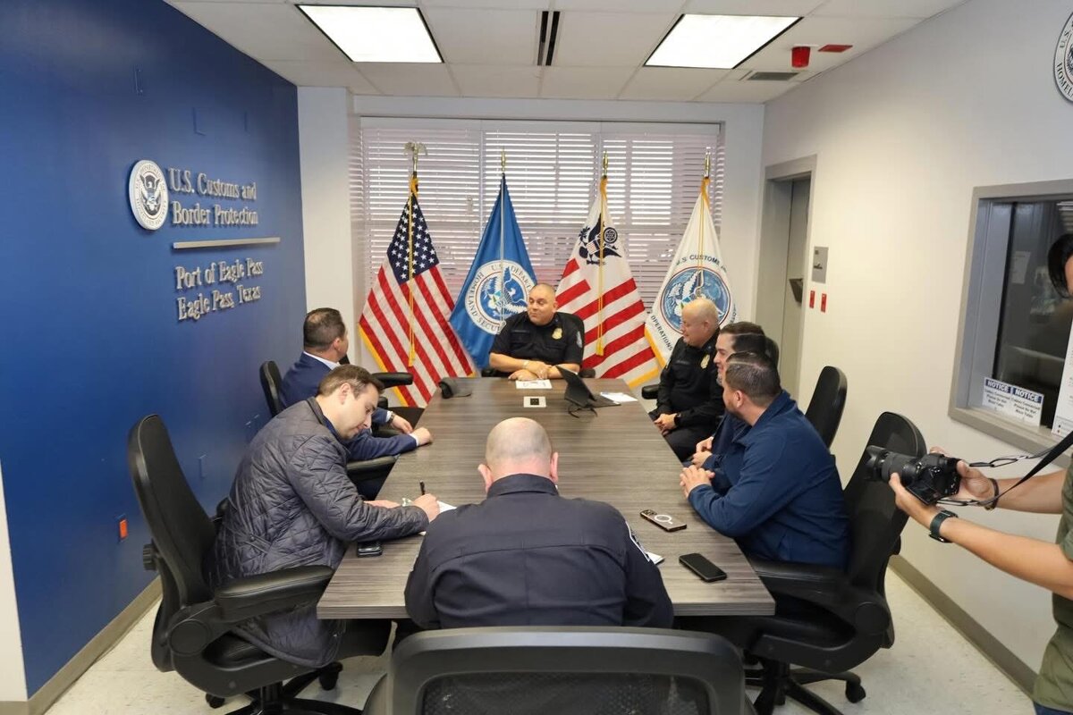 Eagle pass : El encuentro tuvo lugar en las oficinas administrativas del Puente Internacional Dos