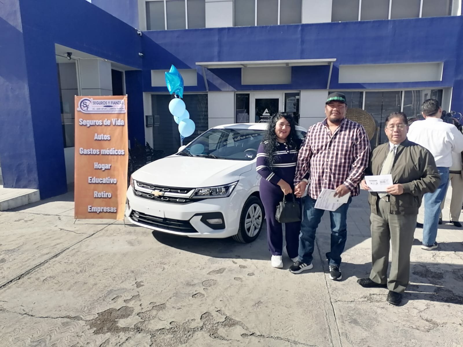 Canaco entrega a matrimonio ganador auto último modelo del Gran Sorteo del Comercio Canaco