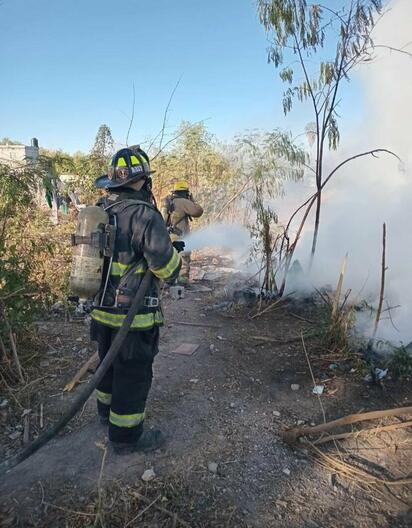 Incendio en terreno baldío moviliza a Bomberos de Monclova en la colonia Santa Bárbara