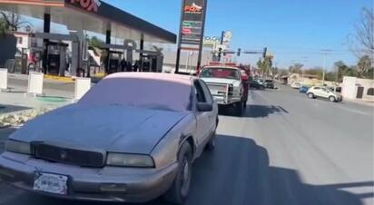 Falla mecánica provoca incendio de auto en avenida Román Cepeda