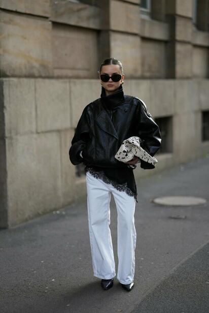 El look de jeans rectos y botas puntiagudas que revoluciona el 2026 