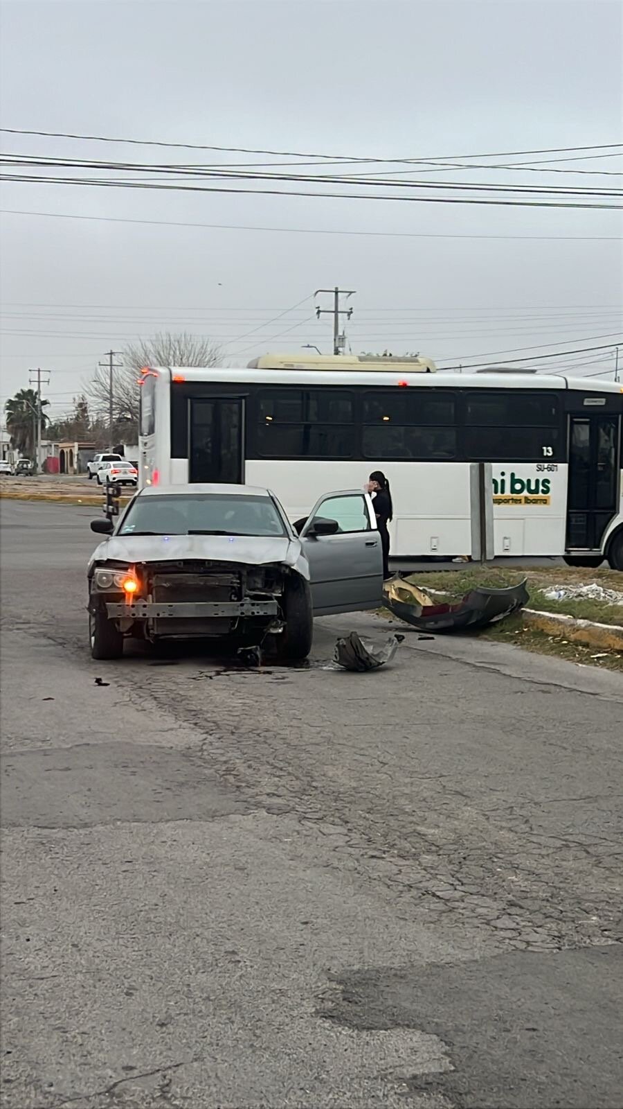 accidente : En el percance participaron un automóvil Chrysler 300 y una Dodge Caliber.