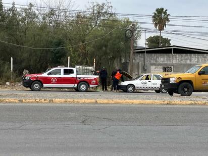 Moviliza reporte de tráiler incendiándose; resultó ser un taxi 