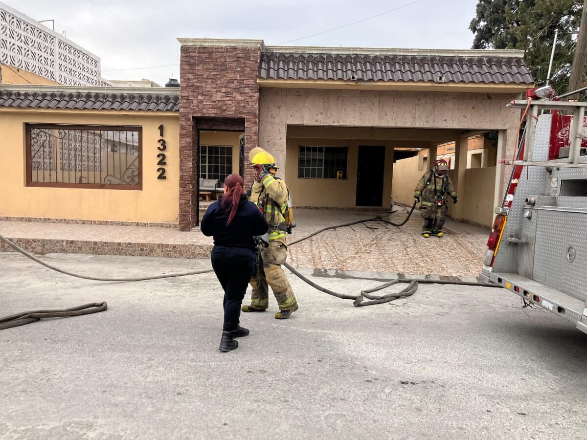 Voraz incendio consume varias áreas de vivienda en la Obrera Sur