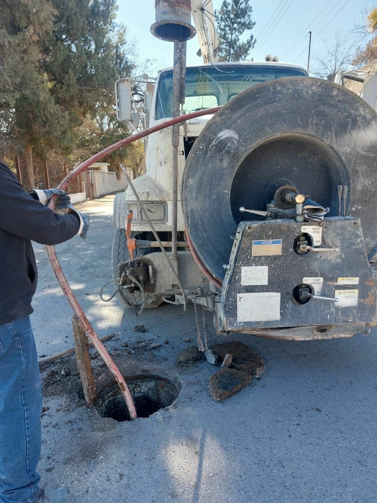 an mantenimiento preventivo a la red de drenaje en Nava