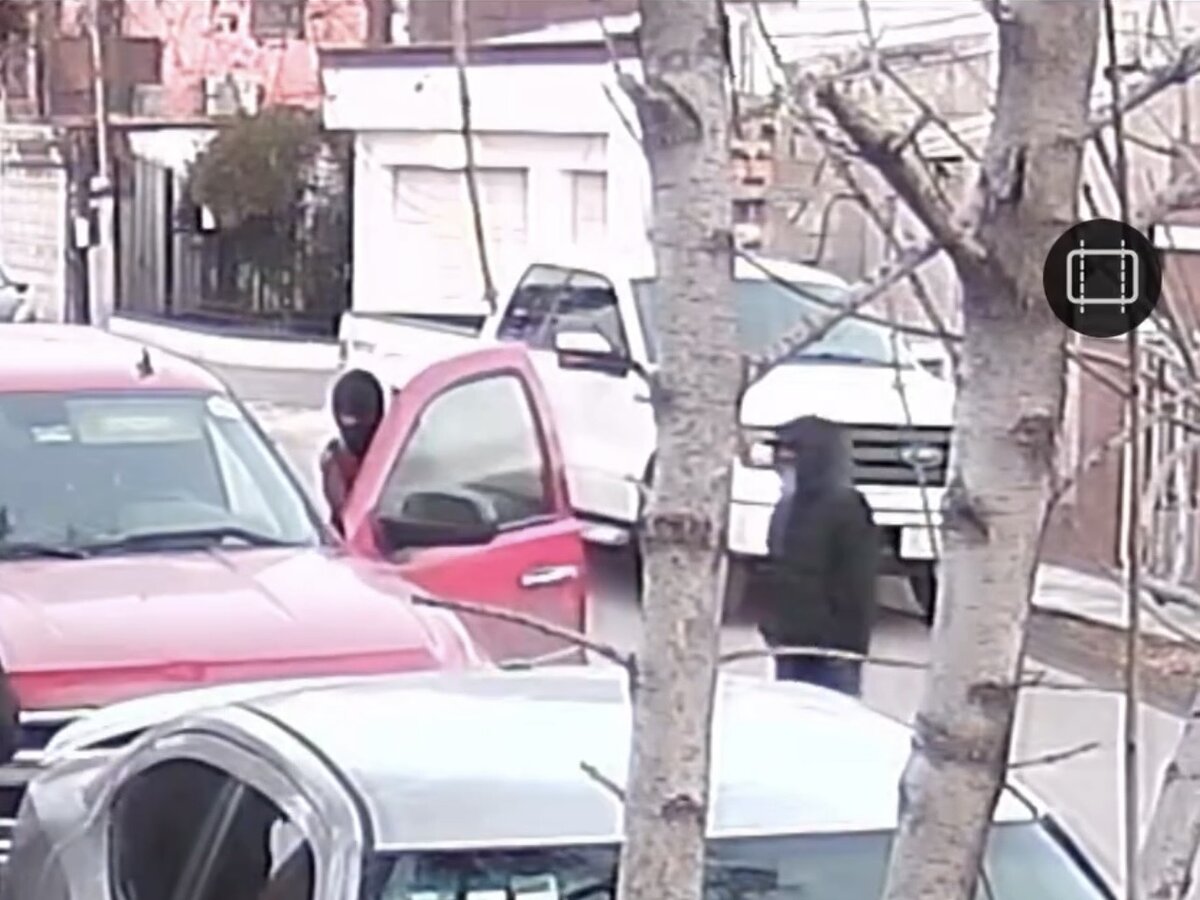 camioneta robada: Agentes investigadores localizaron la pick-up abandonada en un sector ubicado a espaldas del Hospital Salvador Chavarría.