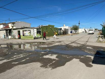 Vecinos denuncian fugas de drenaje prolongadas en Sabinas