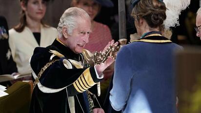 Carlos III enfrenta abucheos en visita oficial a Lancashire