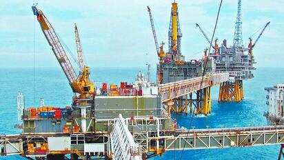 Tensiones en Ormuz impulsan precios del petróleo