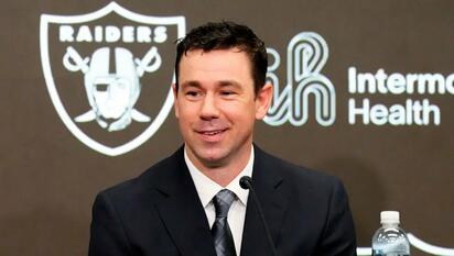 Raiders presentan a Klint Kubiak como su head coach