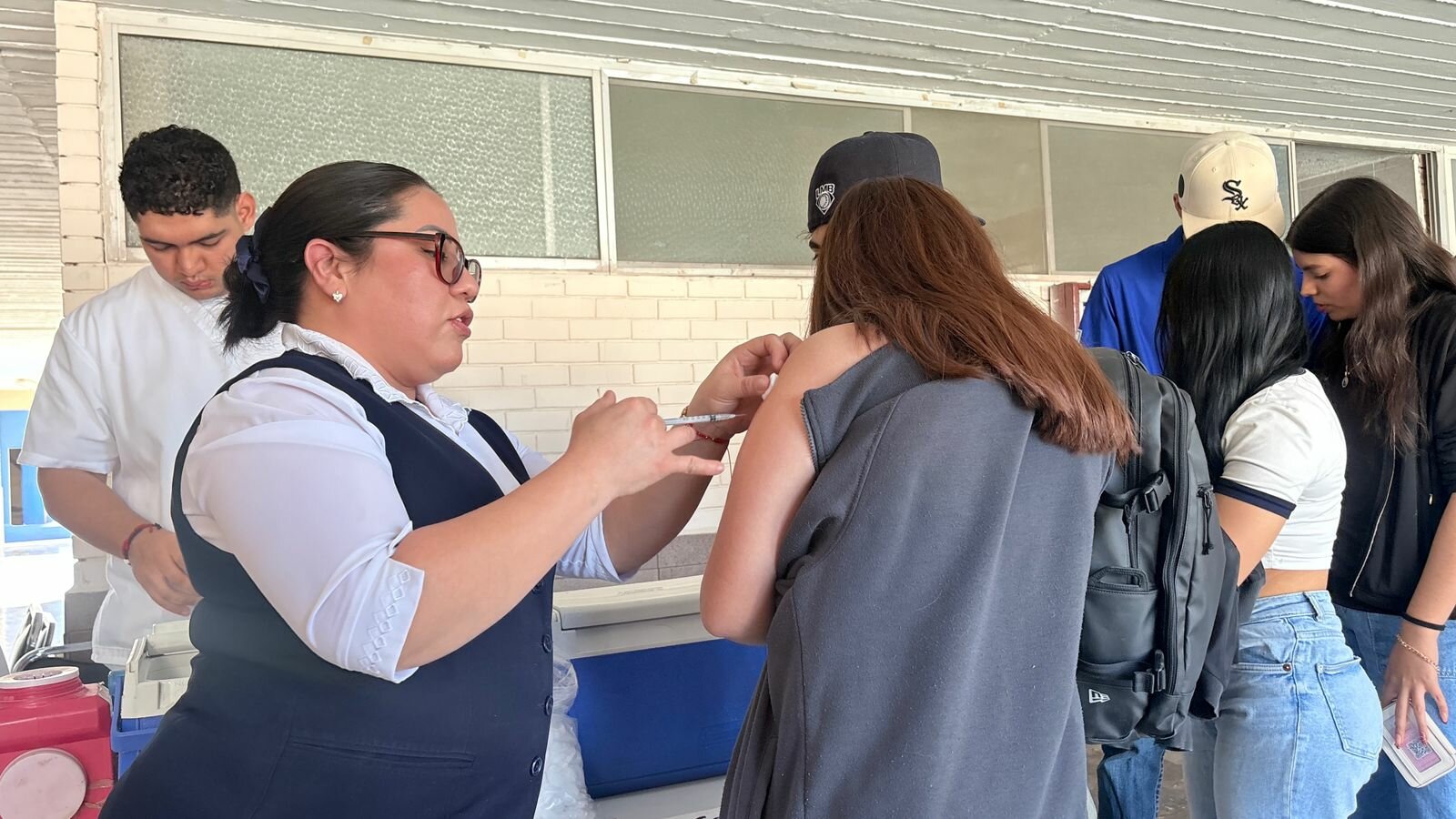 Universitarios de FCA son vacunados contra el sarampión 