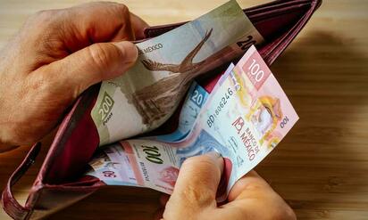 Trabajadores prefieren aumento salarial a prestaciones: sondeo