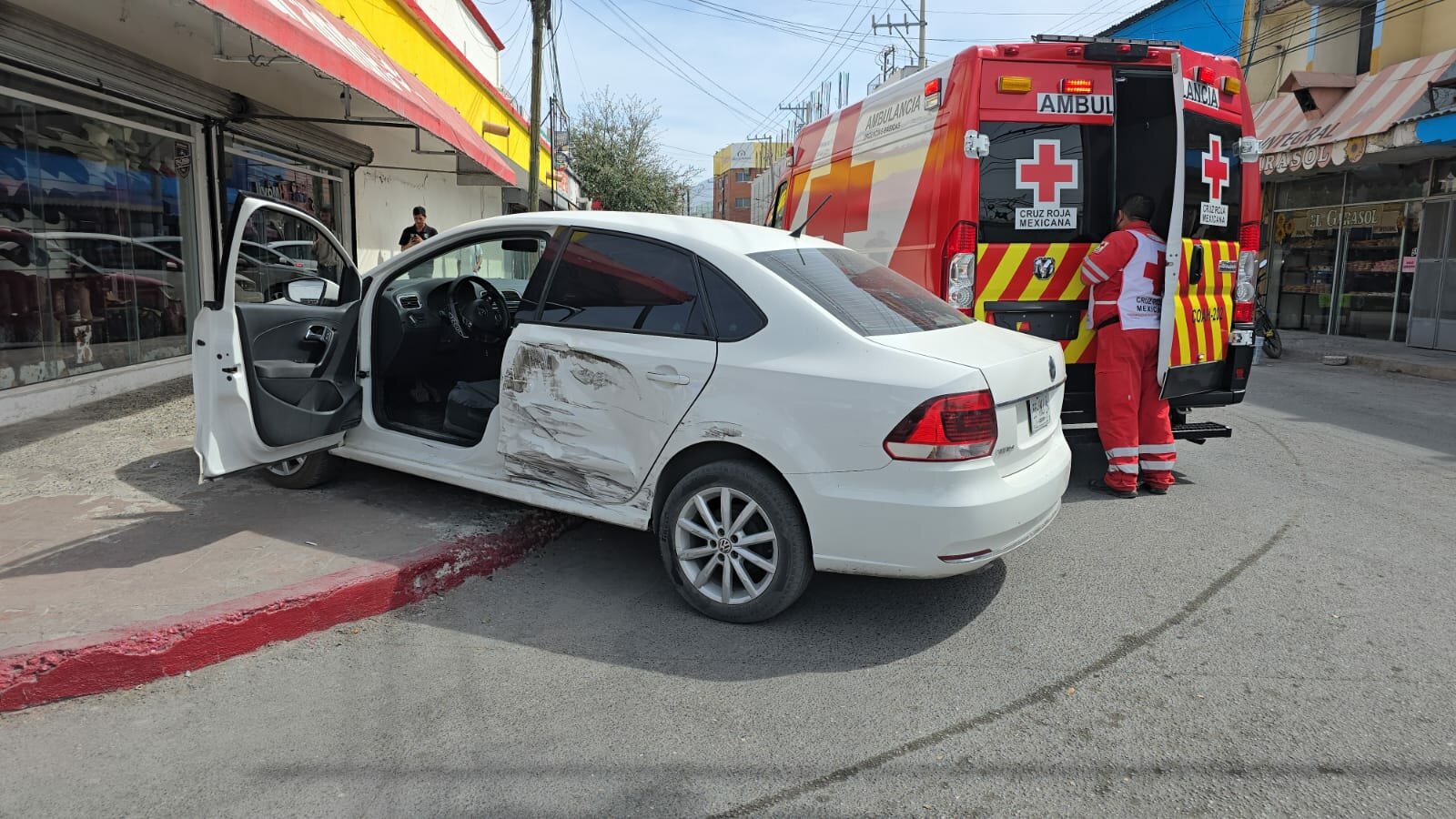 Choque en cruce del Centro deja daños materiales y una conductora lesionada