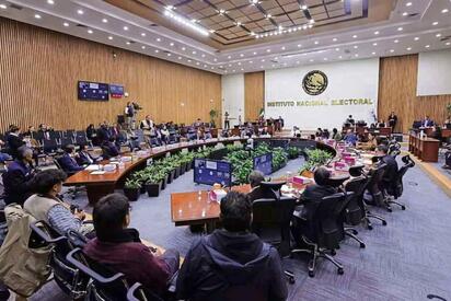 Reforma electoral plantea recortes al INE