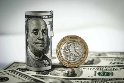 Dólar cede terreno y peso mexicano registra ganancias inesperadas