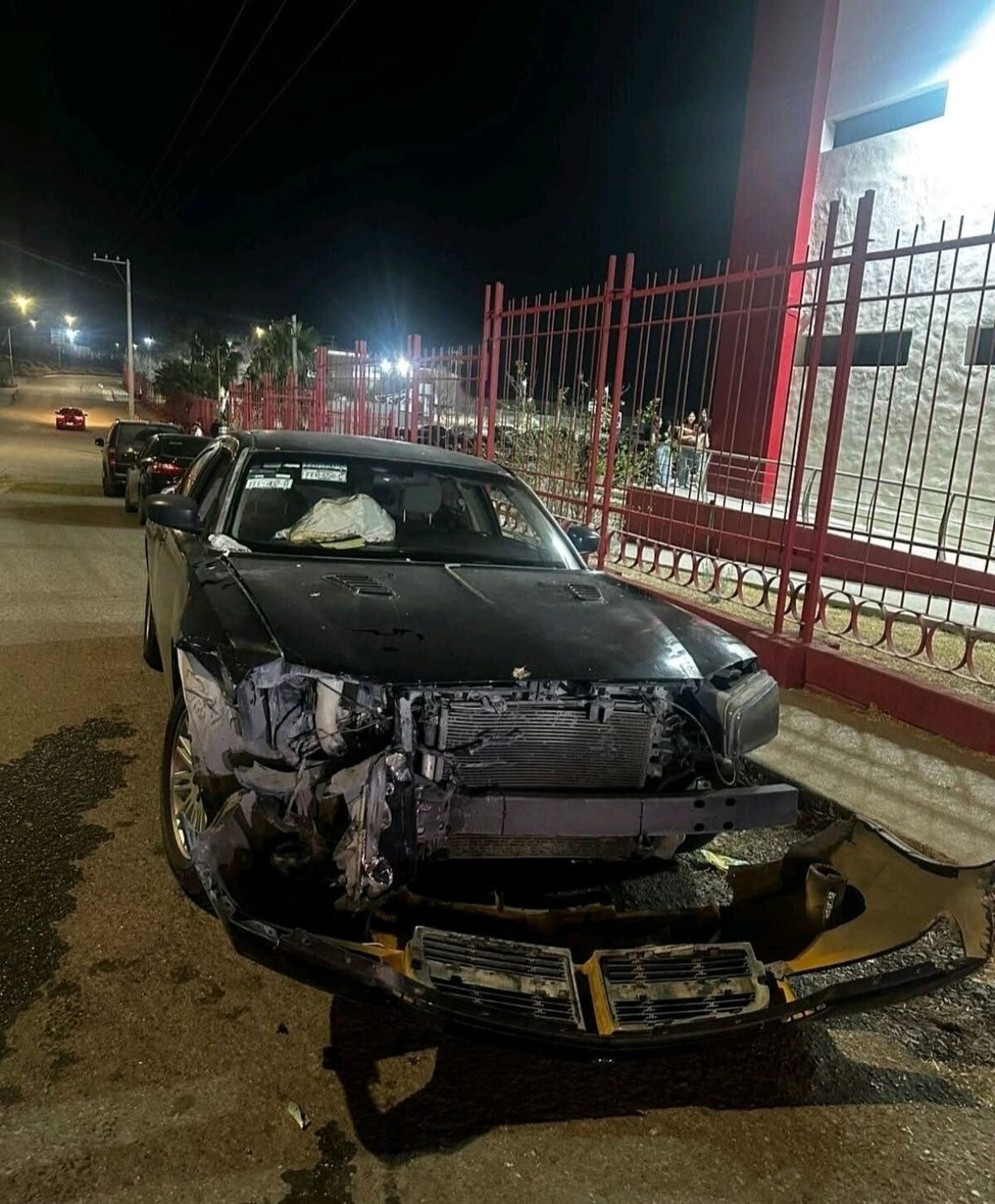accidente vial : En el accidente participaron un Chevrolet Sonic gris y un Dodge Charger negro.