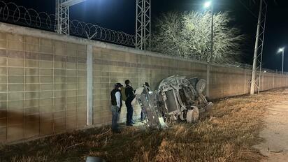 Abandonan vehículo tras caer de puente en la carretera 57